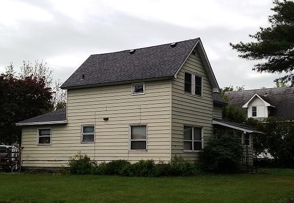 1st image of 402 12th Ave W
