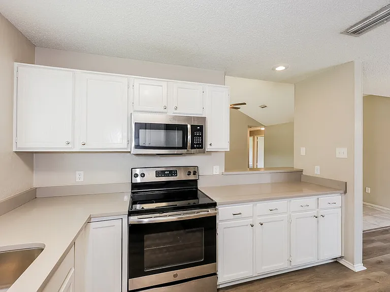 922 Elliott Dr — Photo 8