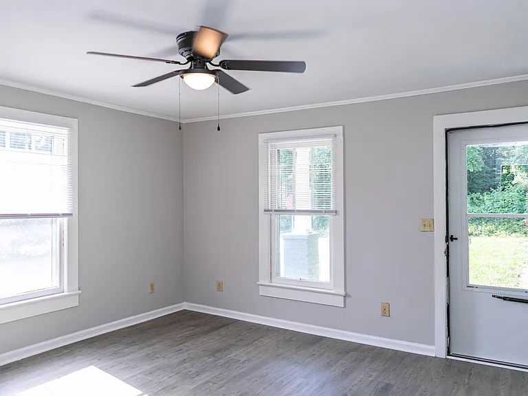 115 E Parker Rd — Photo 6