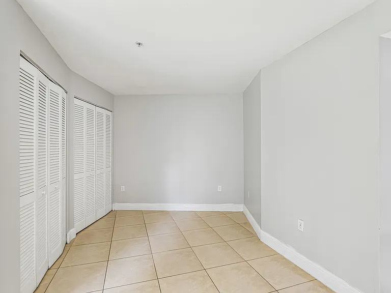 The Oaks Condominium — Photo 37