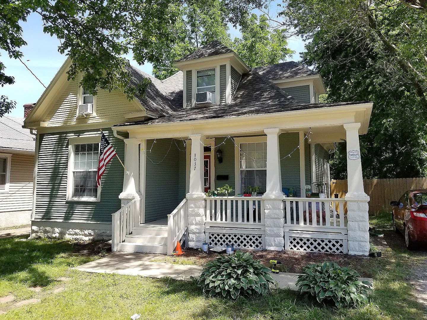 Cute Bungalow style home Large Yard Near MSU 3 Bed 2 Bath — Photo 1