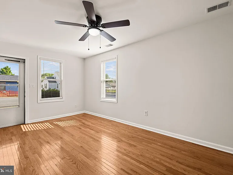 220 E 2nd Ave — Photo 9