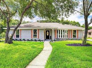 5130 Whittier Oaks Dr, Friendswood, TX 77546