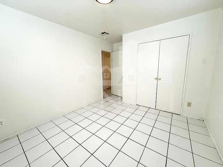 7007 S 8th St — Photo 8