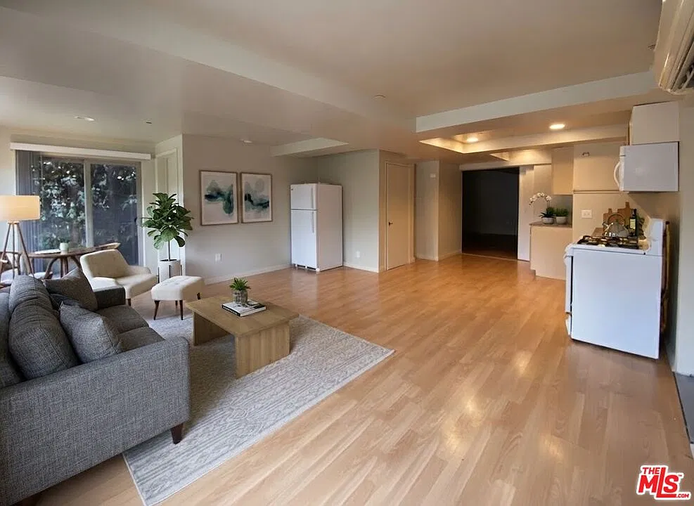 1 bed, 1.0 bath, 1899 sqft, $6,500 — Photo 3