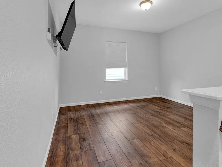 1086 McMurdo Cir — Photo 11