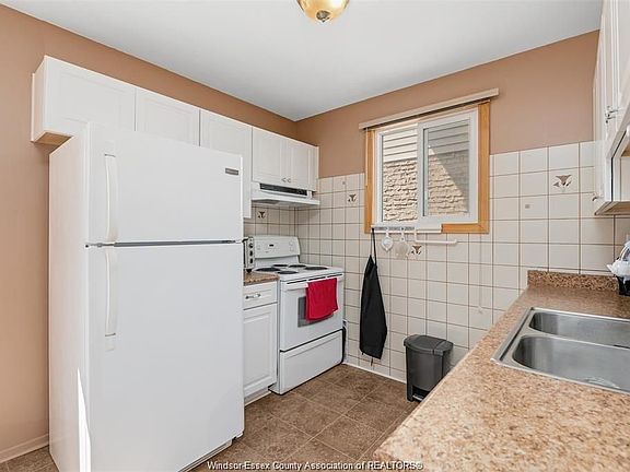 3rd image of 1240 Foxhill Ct