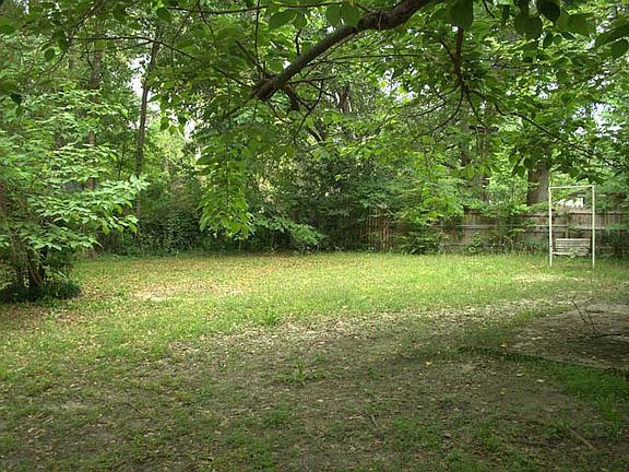 3rd image of 2110 Hillcrest Dr