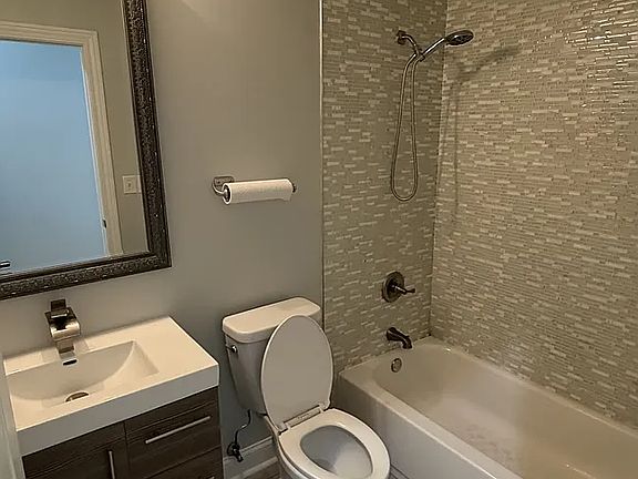 4th image of 4933 S Prairie Ave #0
