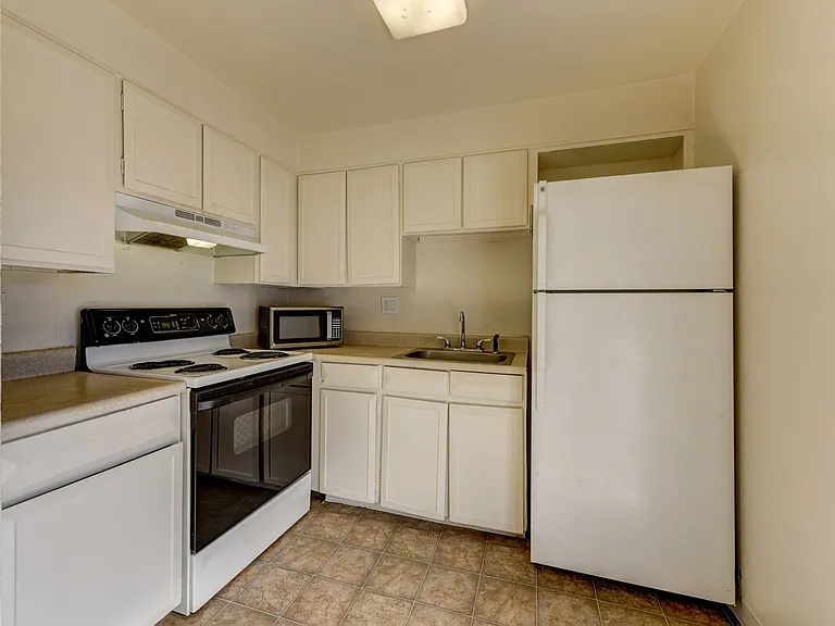 7100 Stuart St — Photo 3