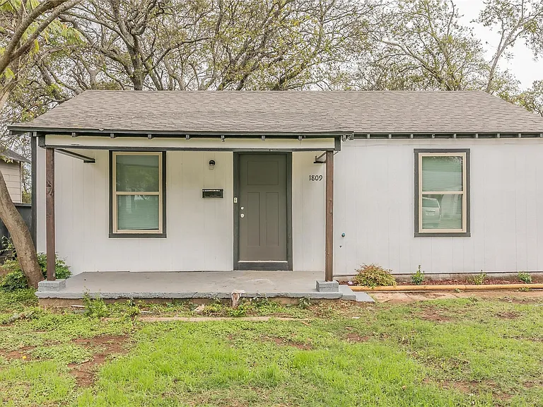 1809 Daniel St — Photo 1