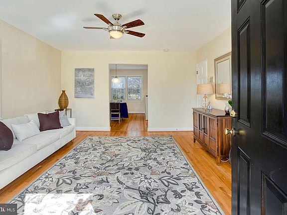 4th image of 1613 Princess St