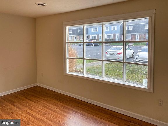 5th image of 203 Ash Hollow Dr