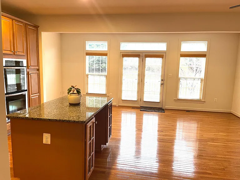 1560 Rutland Way — Photo 7