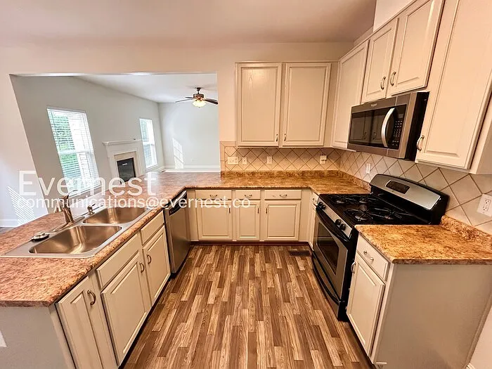 4 bed, 2.5 bath, 3051 sqft, $3,395 — Photo 4