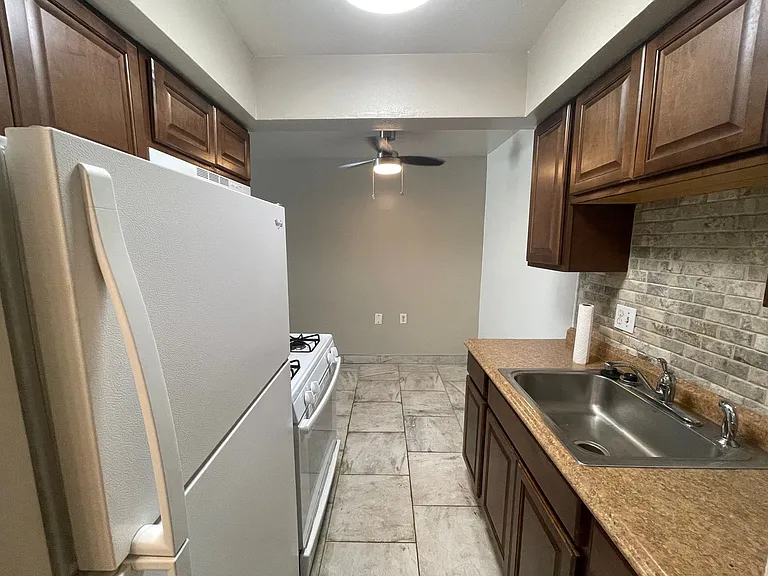 2425 N Oakland Ave — Photo 8