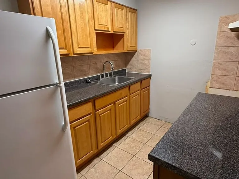 Majestic Court Apartments — Photo 3