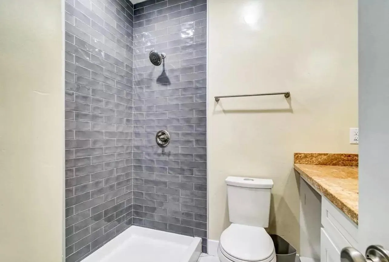 3 bed, 850 sqft, $2,150 — Photo 3