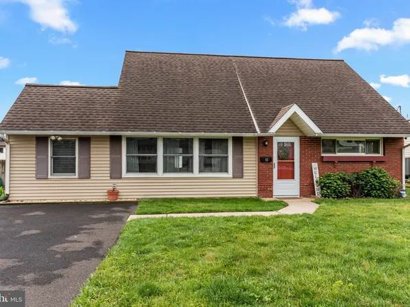 63 Buttonwood Ln, Levittown, PA 19054