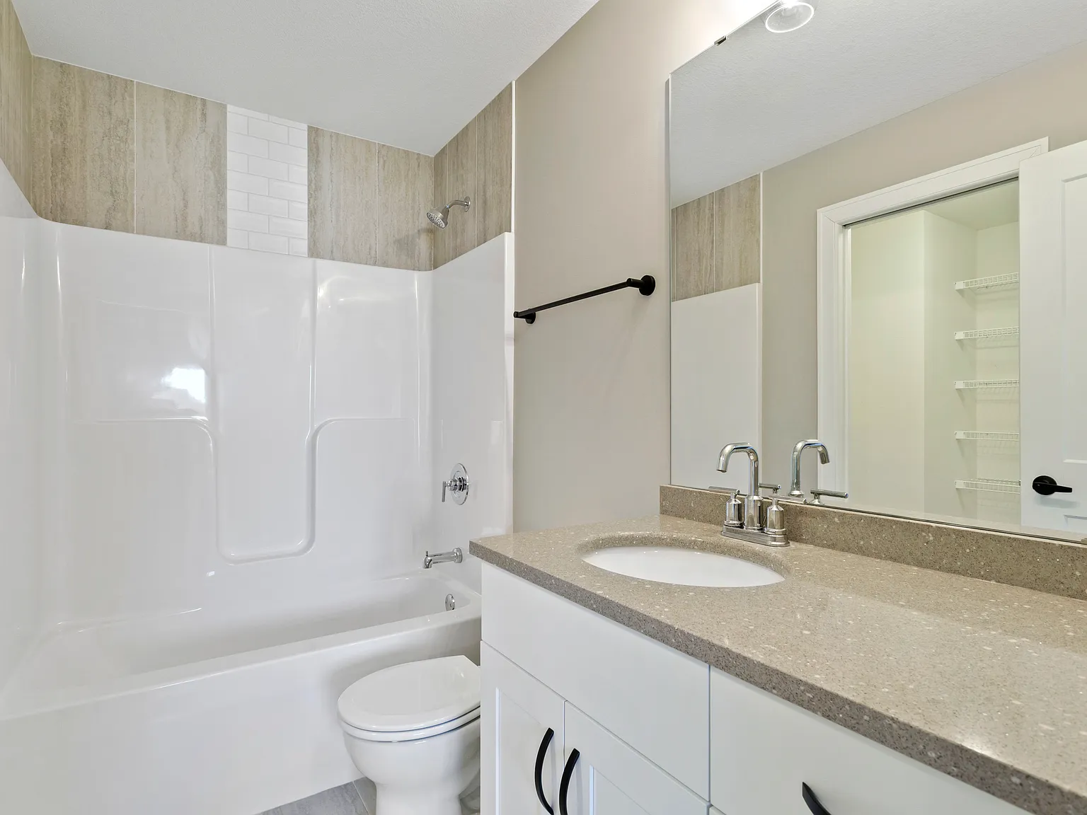 4 bed, 2208 sqft, $2,700 — Photo 4