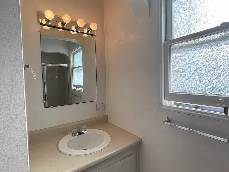 1229 Sacramento St #4 — Photo 12