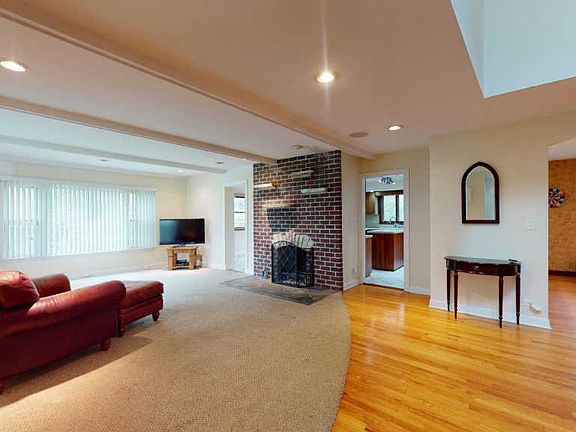 2nd image of 736 Park Dr