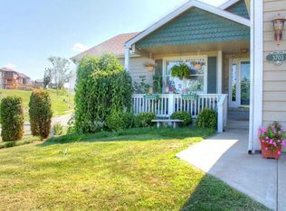 3703 Hunters Hill Dr, Lawrence, KS 66049