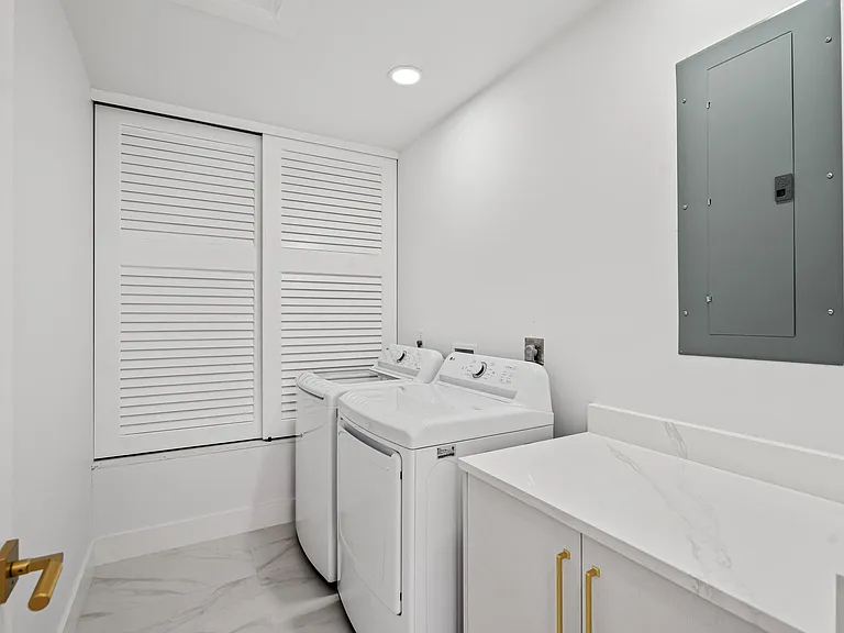 2760 NE 7th St — Photo 21
