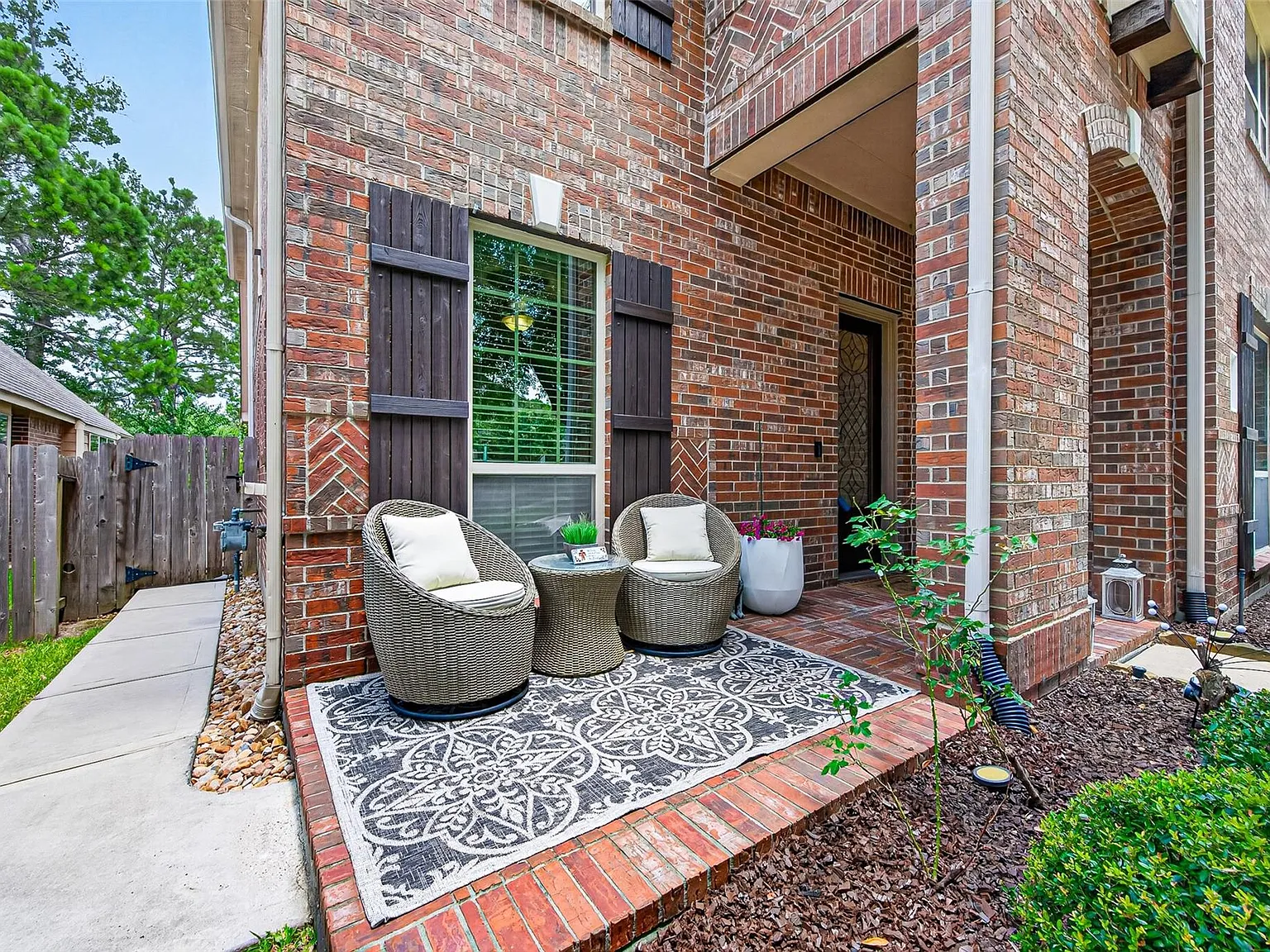 5 bed, 4.0 bath, 3333 sqft, $3,300 — Photo 3