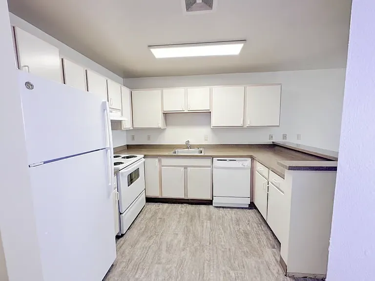 Colby Crest Apartments — Photo 4