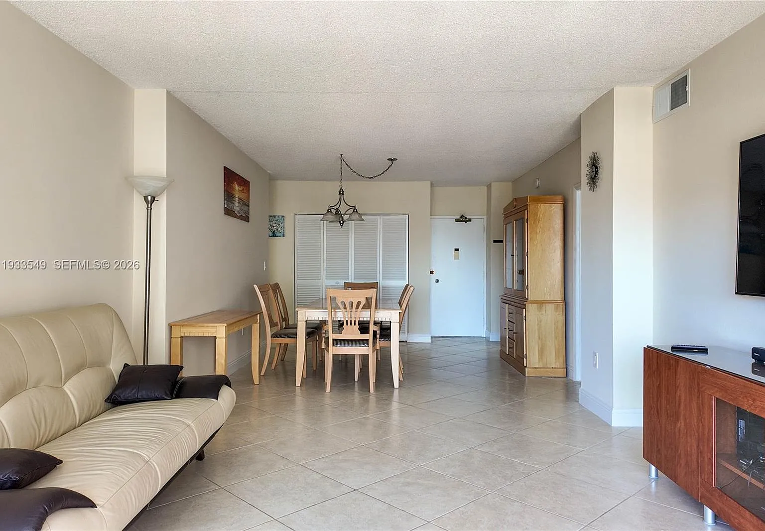 Hemispheres Condo — Photo 3