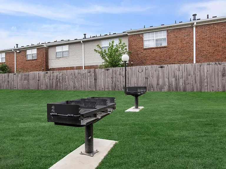 550 Whispering Hills Dr — Photo 16