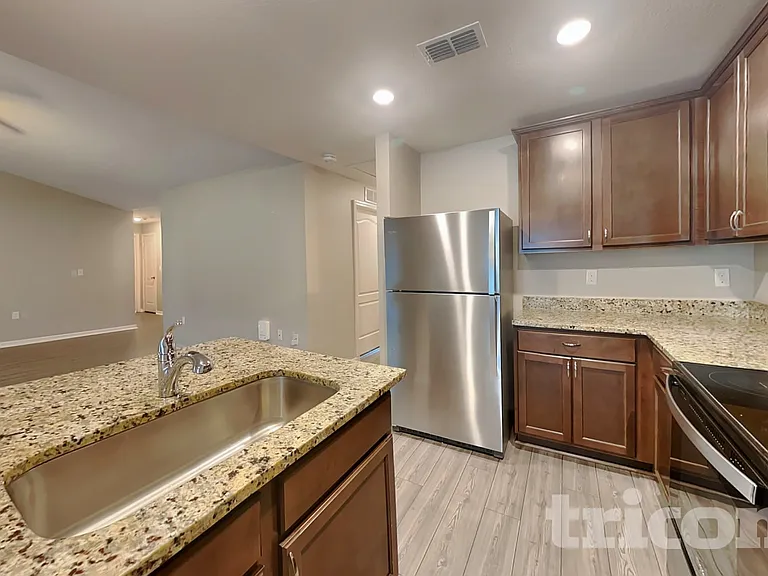 57 Pilgrim Dr — Photo 4