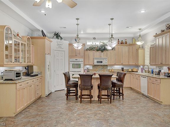 5th image of 211 E Country Club Dr