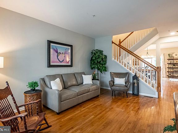 5th image of 67 Emily Ct