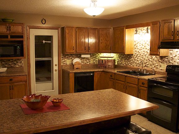 Kitchen w/tile Backsplash