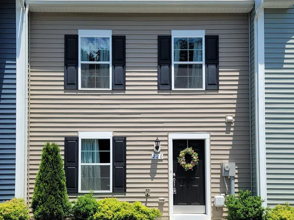 220 Scotch Pine Dr, Bunker Hill, WV 25413