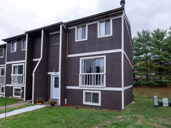 211 Parkwood Dr, Cranberry Township, PA 16066