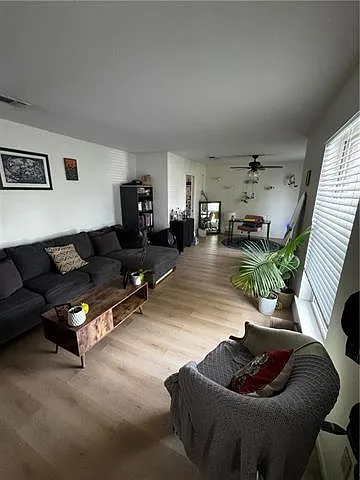 3 bed, 2.0 bath, 1767 sqft, $2,400 — Photo 2