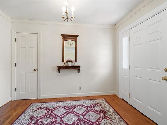4th image of 104 Pine Ave