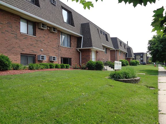 Beautifully groomed condominium, pet friendly owner & building, key fob entry on Joliet's far west side!