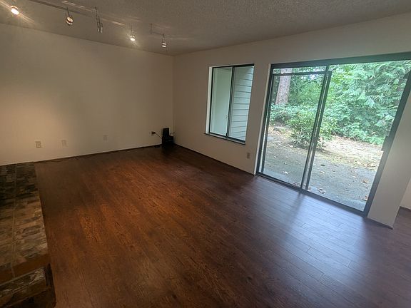 4th image of 12721 NE 129th Ct #F