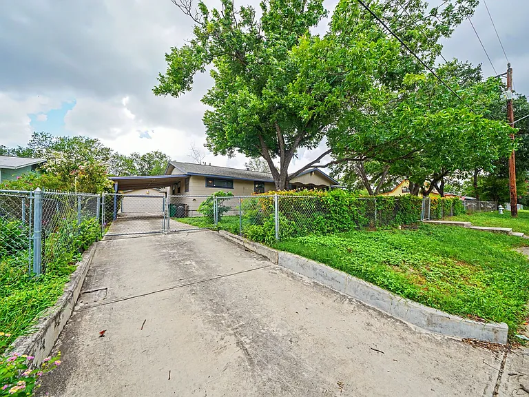 12715 Middle Ln — Photo 7