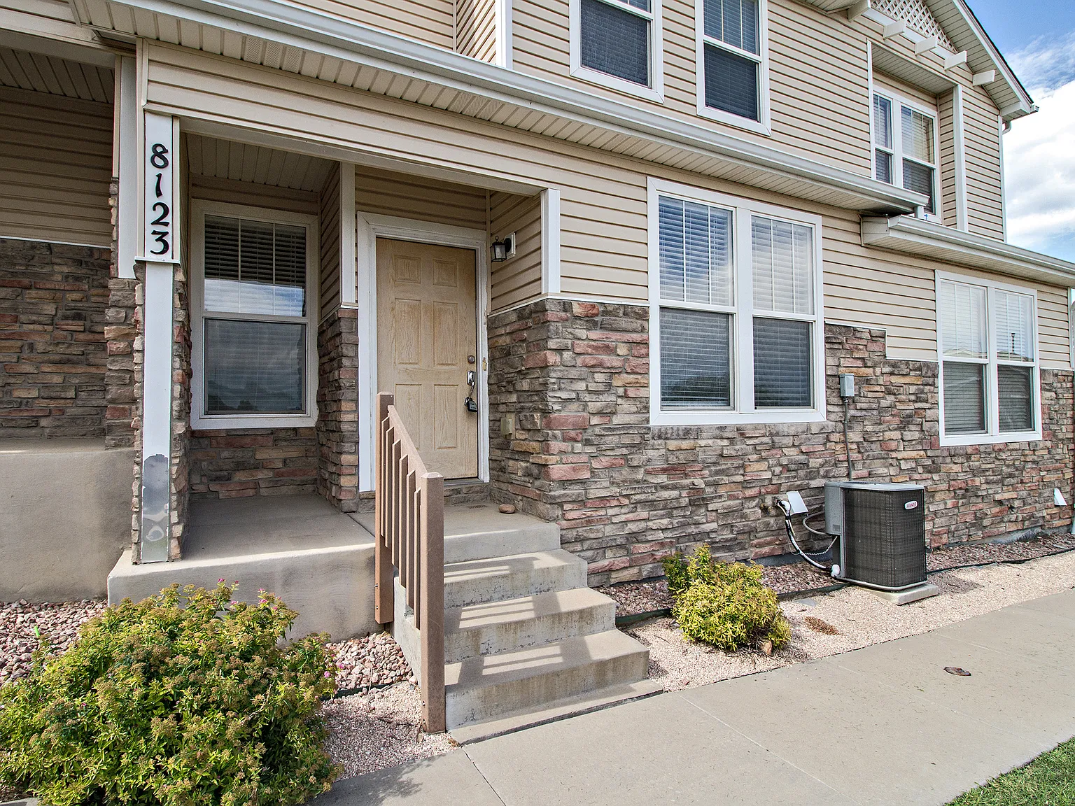 3 bed, 1486 sqft, $1,900 — Photo 1