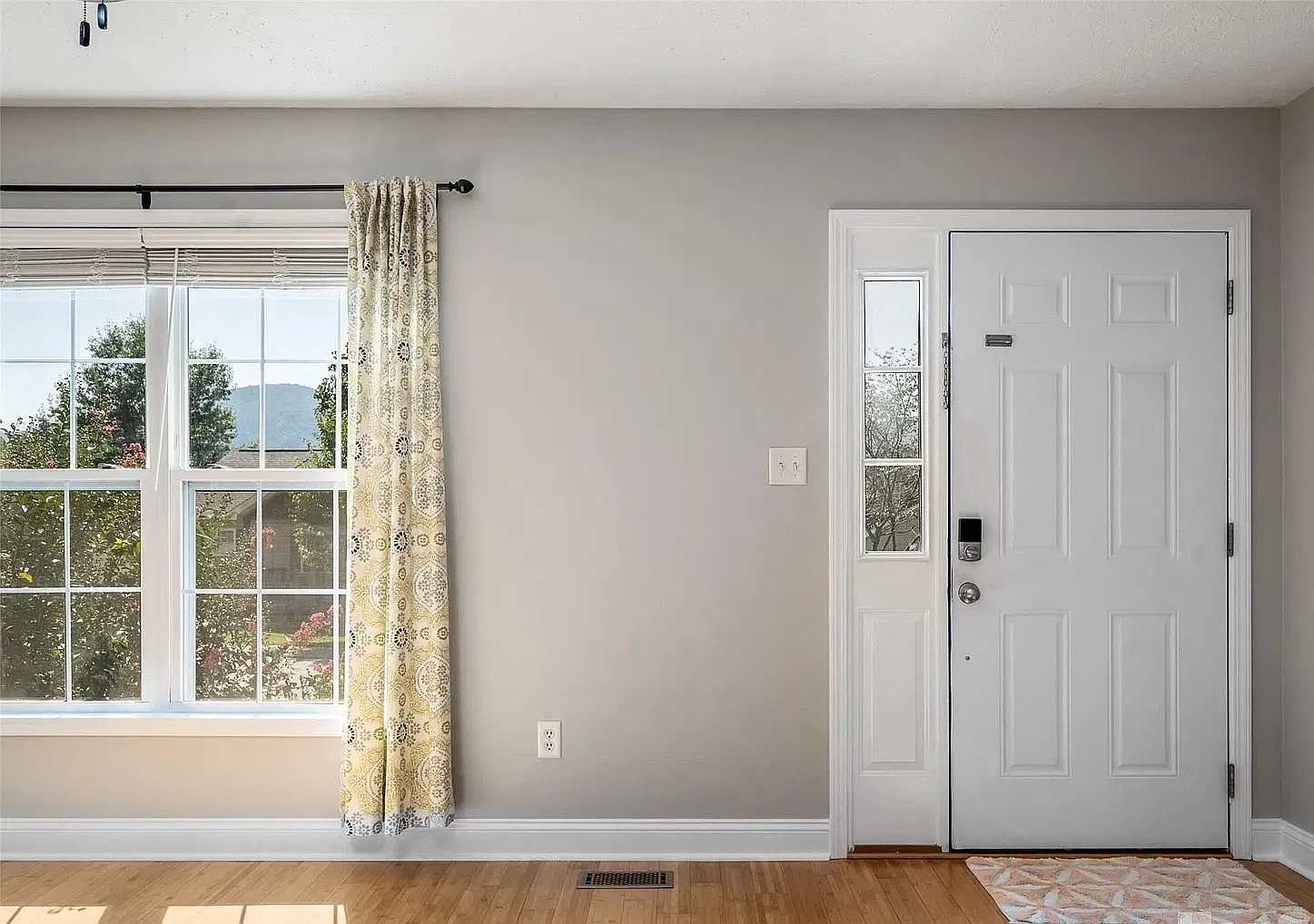 3 bed, 1260 sqft, $2,250 — Photo 3