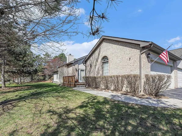 33857 Oakwood Dr, Sterling Heights, MI 48312