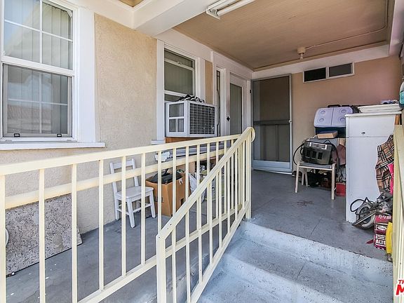 4th image of 851 S Manhattan Pl