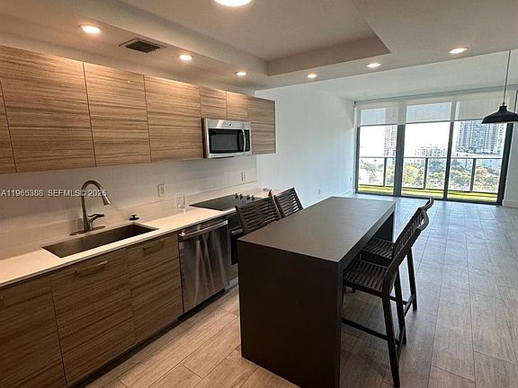 4th image of 121 NE 34th St Unit 1505
