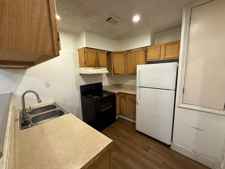 547 Commerce St — Photo 3