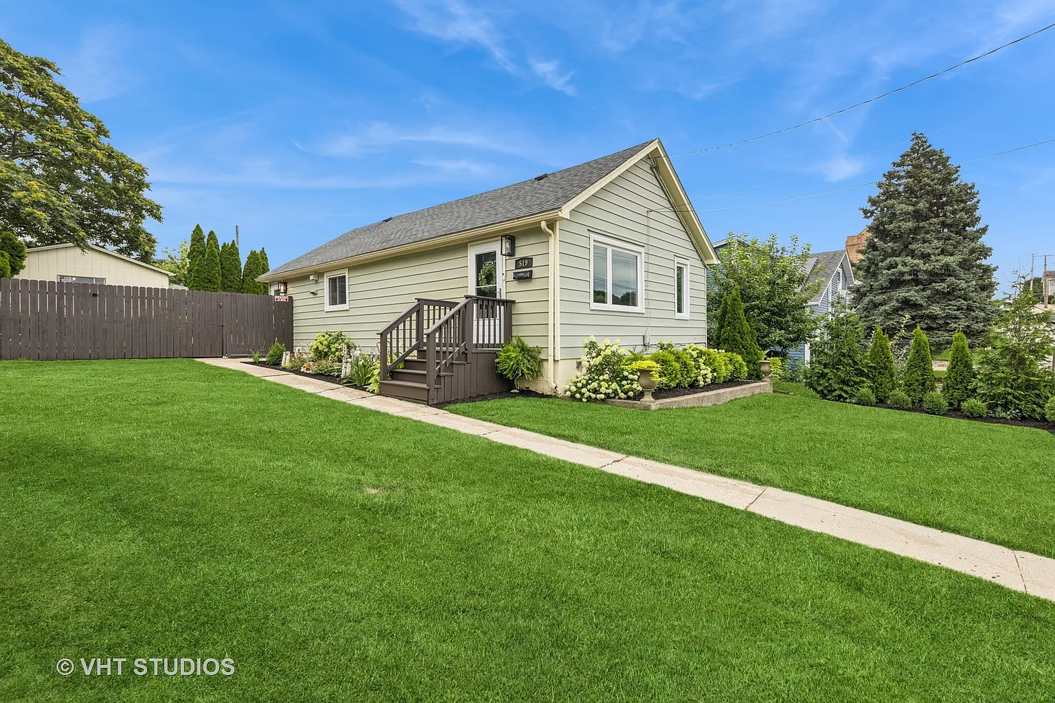 519 Czacki St photo 1